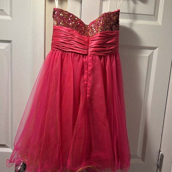 A beautiful BARBIE PINK STRAPLESS DRESS - Picture 3 of 7